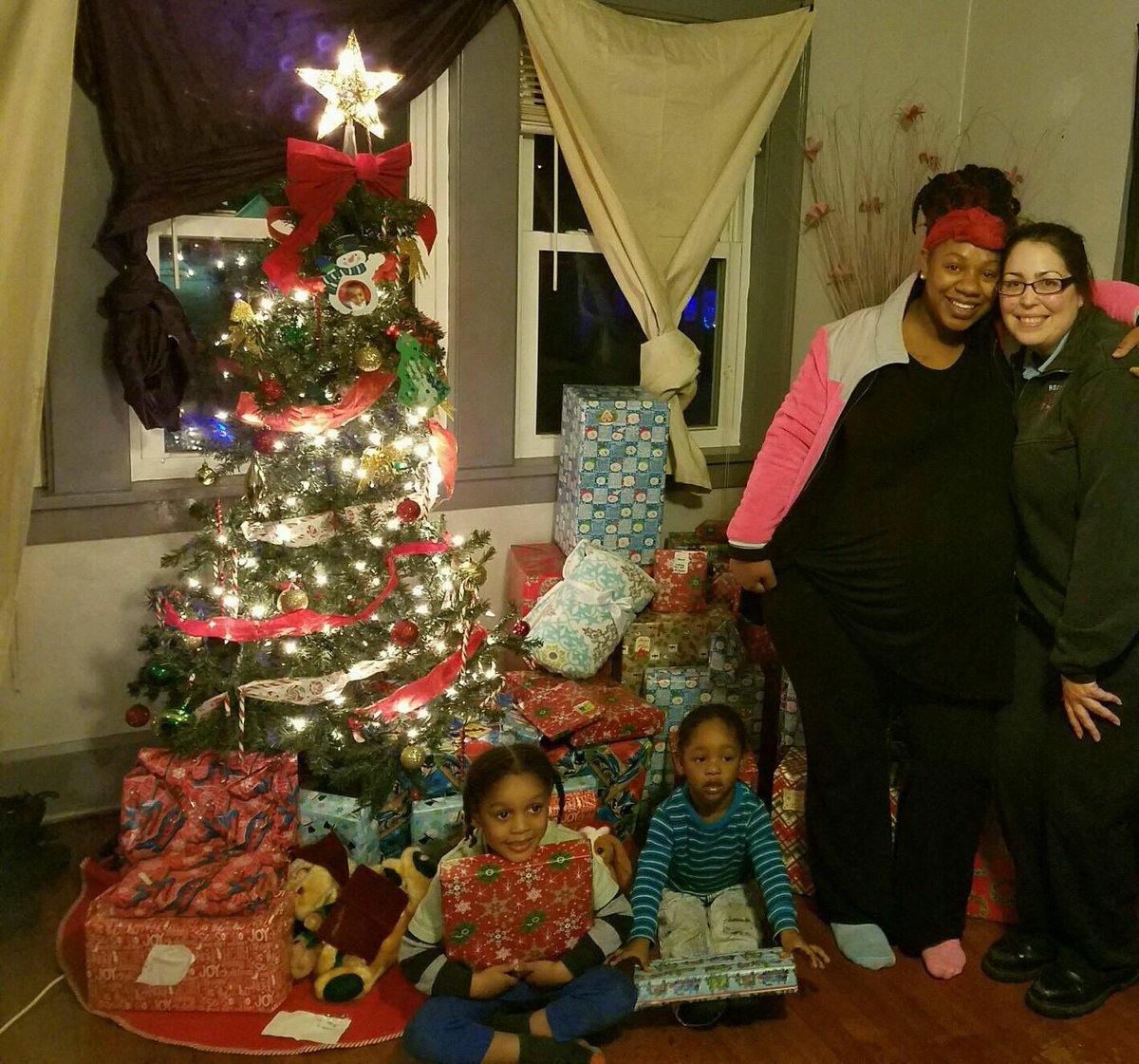 RockfordFire's tweet image. Today @RockfordFire #Engine10 #Medic10 🚒🚑helped their Adopted Family enjoy a Merry Christmas!🎄🎁There will be many more deliveries soon!