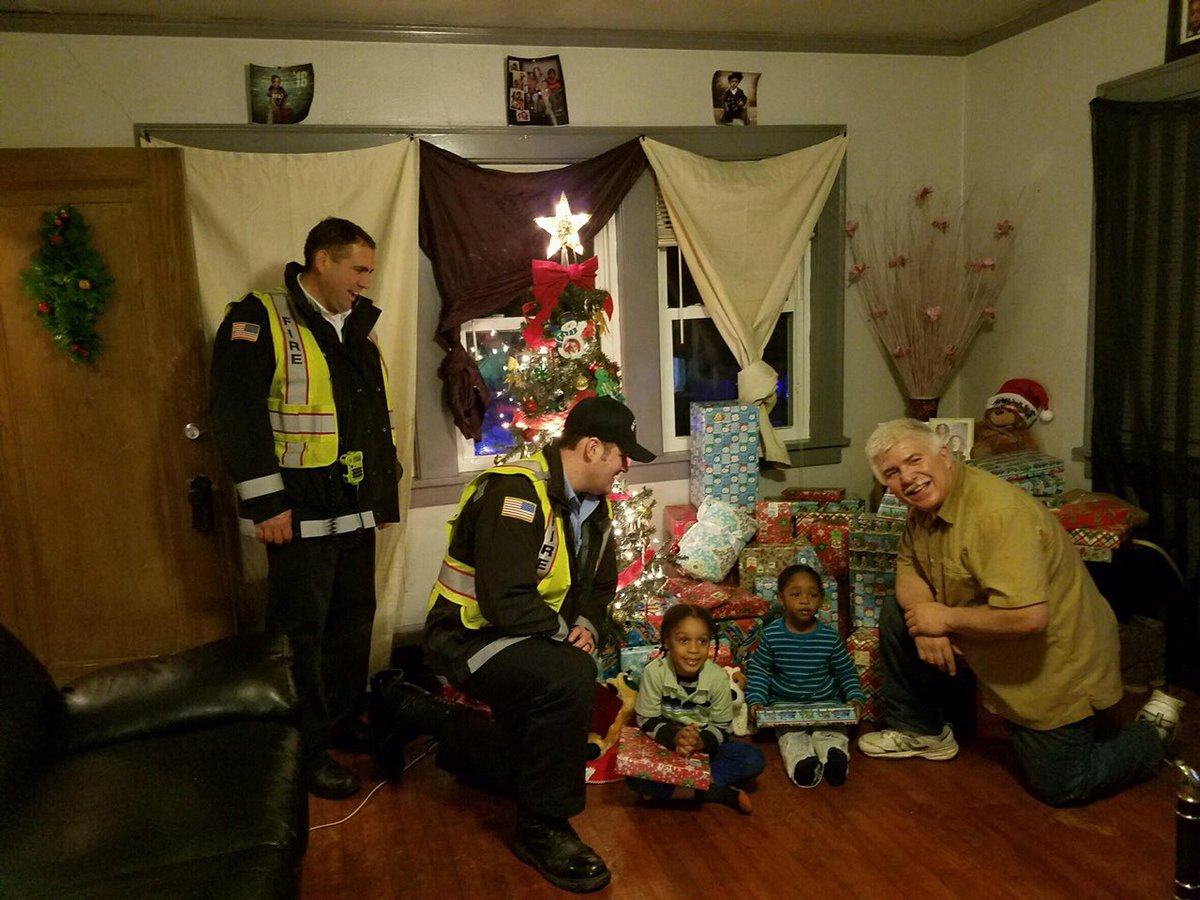 RockfordFire's tweet image. Today @RockfordFire #Engine10 #Medic10 🚒🚑helped their Adopted Family enjoy a Merry Christmas!🎄🎁There will be many more deliveries soon!