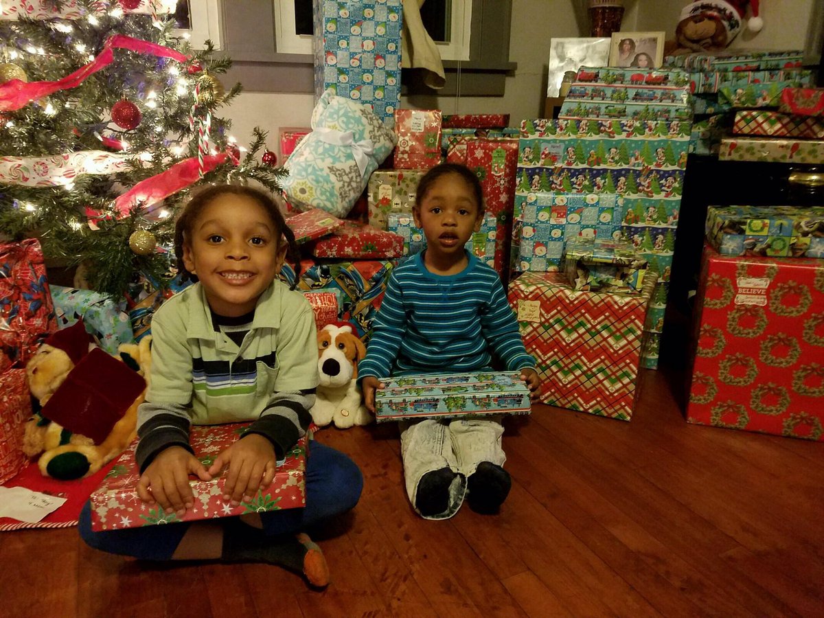 RockfordFire's tweet image. Today @RockfordFire #Engine10 #Medic10 🚒🚑helped their Adopted Family enjoy a Merry Christmas!🎄🎁There will be many more deliveries soon!