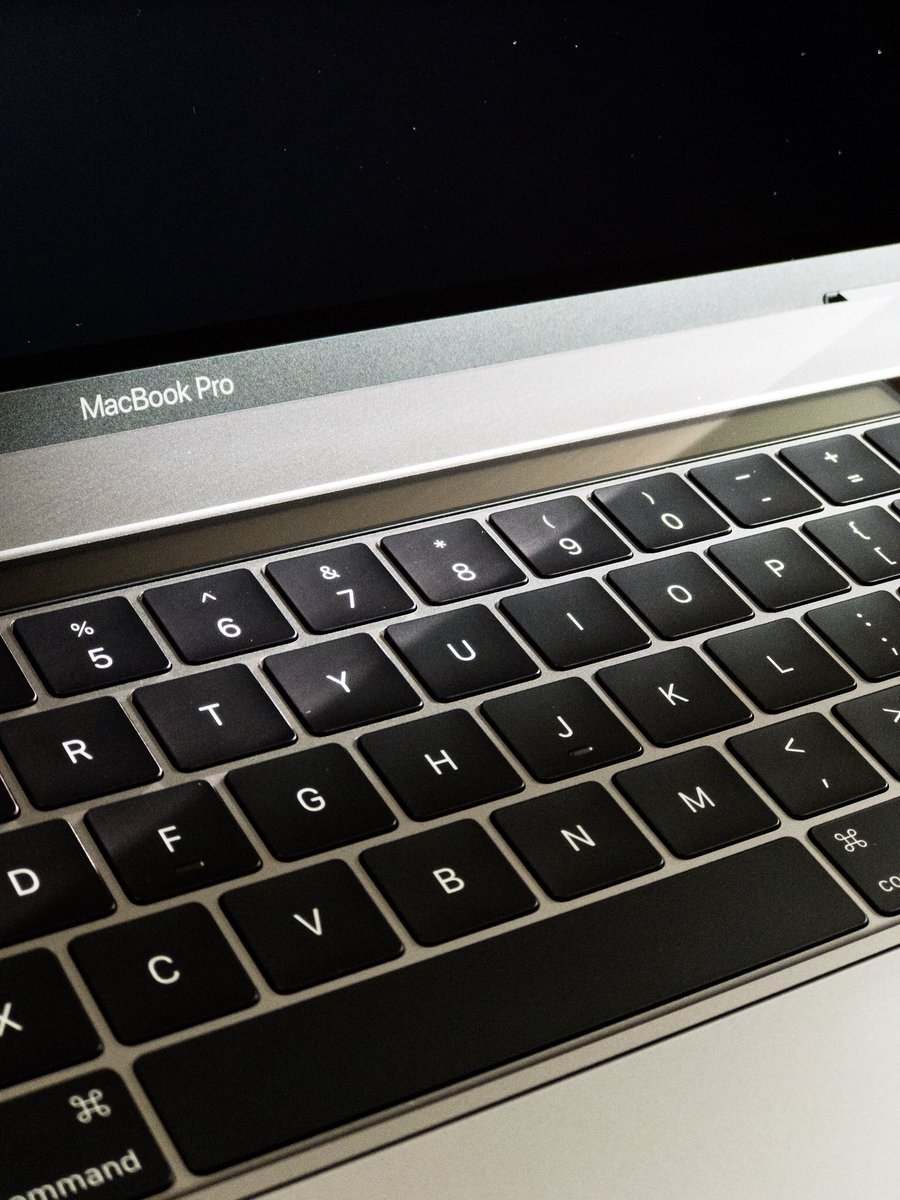 yosumuracamera's tweet photo. 1ヶ月以上待って、ようやく来た!
#apple #macbookpro #touchbar #15" #fromshanghai https://t.co/5XUBX7DpKA