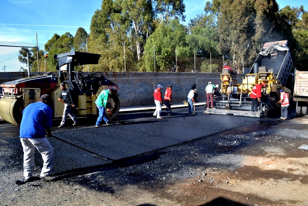 FresnilloMun's tweet photo. Rehabilitación de carpeta asfáltica de una de las principales avenidas de #Fresnillo, #PorSuGrandeza https://t.co/Y51EZL0Ty7