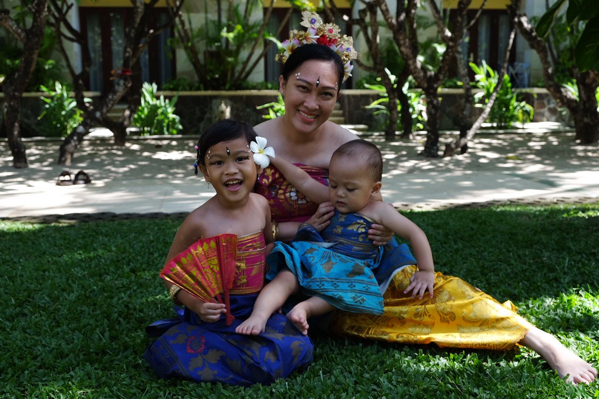 eireneERJS's tweet photo. Hai @cnf_perfumery. Ini photo waktu liburan di Bali. Si kk Happy wkt photo session. "Im a princess of Bali" katanya. ^^ #Cnfkidsphotocontest https://t.co/TY04llcJ11