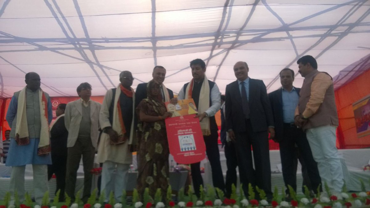 yourschaudhary's tweet photo. #Ujjwala Plus connections released by MoS I&amp;B at Jayapur village adopted by Hon'ble PM. DGM PMUY @HPCL, PK Bansal, assisting the minister. https://t.co/LfAZsNUh5j