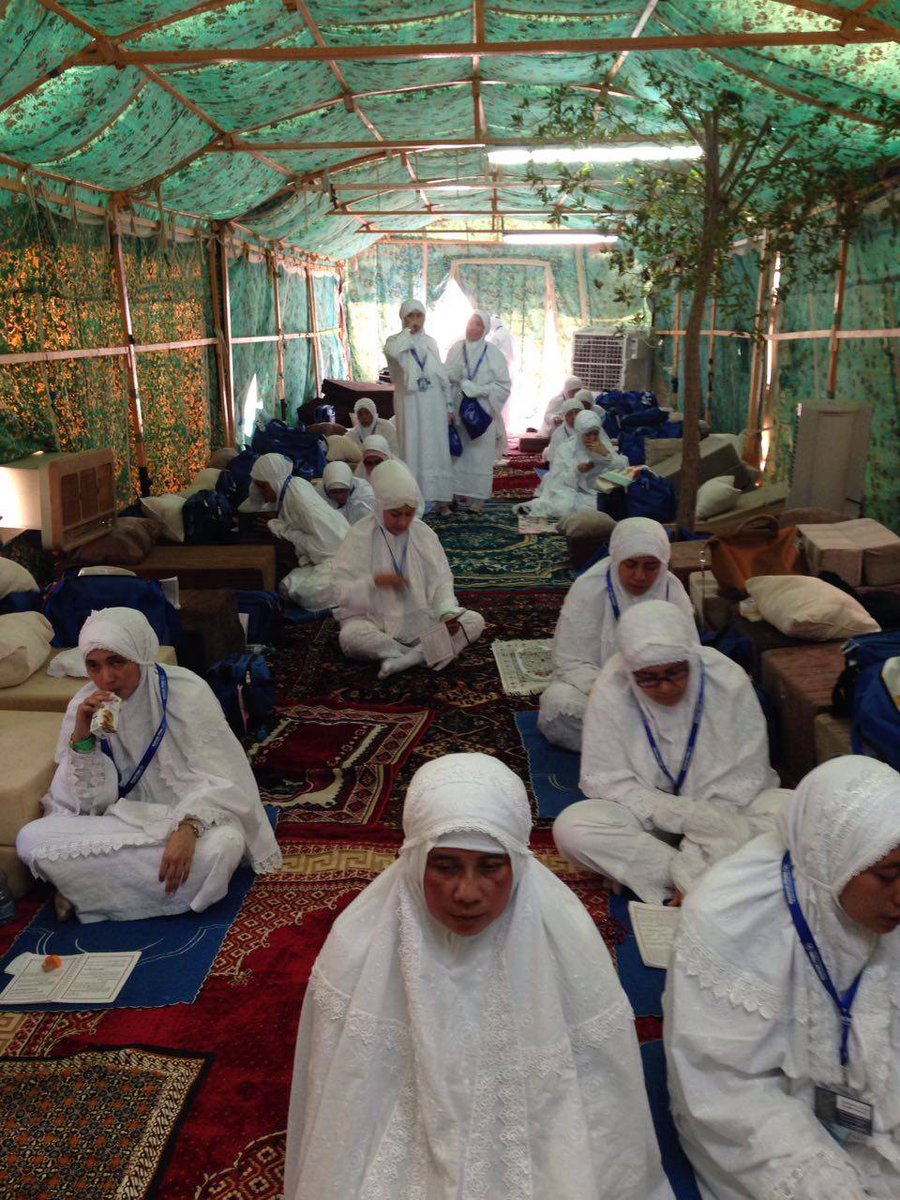 ManasikPrima's tweet photo. #InfoHaji #ManasikPrima Jama'ah Haji Manasik Prima berfoto bersama sesaat setelah Wukuf di tenda khusus Manasik Prima di Arafah. (11/09/16) https://t.co/7Mtf4WeNZk