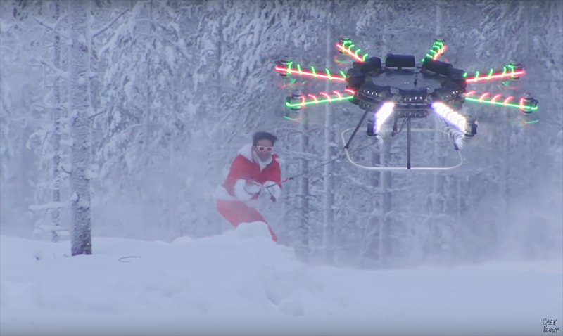 Kerstman 2.0 laat zich op snowboard voorttrekken door drone | Dronewatch dronewatch.nl/2016/12/21/ker…