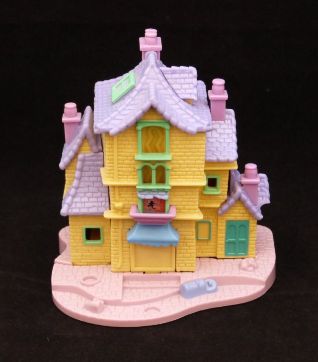 ポーリーポケット専門サイト レア ポーリーポケット ディズニー おしゃれキャット T Co 0p9dnejxeh ボンファミーユ婦人 の家です 寝室やリビングルームなどがあります 建物の横が広がります 正面の窓からピアノが落ちます Pollypocket