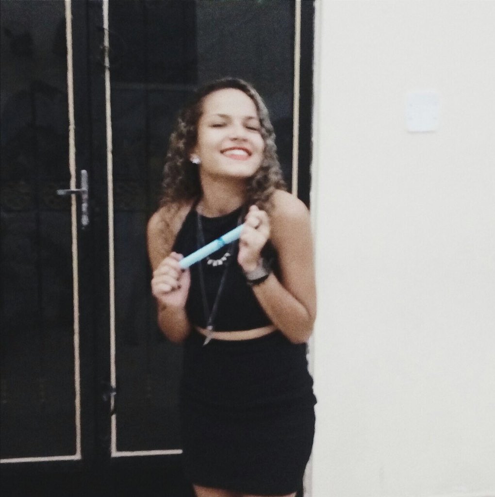 maybarcellos98's tweet photo. Sorrisinho de quem tá totalmente perdida na vida agora.
#formanda2016 https://t.co/4k5kD5Lcy8