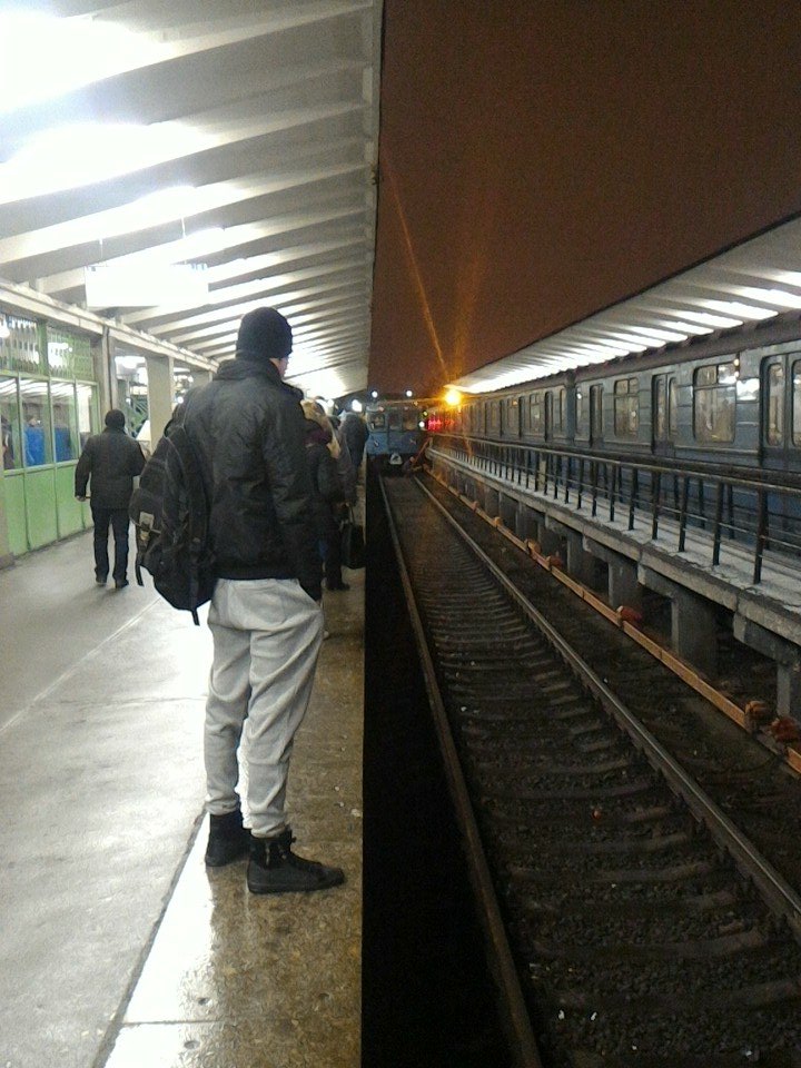 notesofstudent's tweet image. человек упал под поезд на выхино, станцию выхино закрывают по техническим причинам. люди на нервах ...