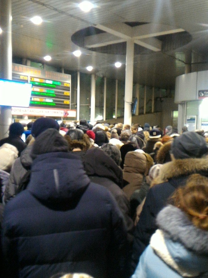 notesofstudent's tweet image. из метро на электрички. очередь огненная #выхино
