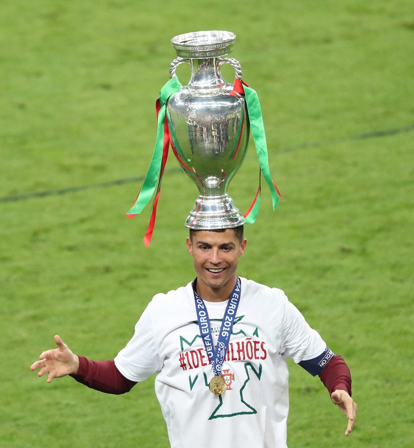 XHSports's tweet photo. It's been a remarkable 2016 for Cristiano Ronaldo who lifts Champions League, Super Cup, Euro 2016, Club World Cup &amp; Ballon D'Or trophies https://t.co/0jxbGF40T1