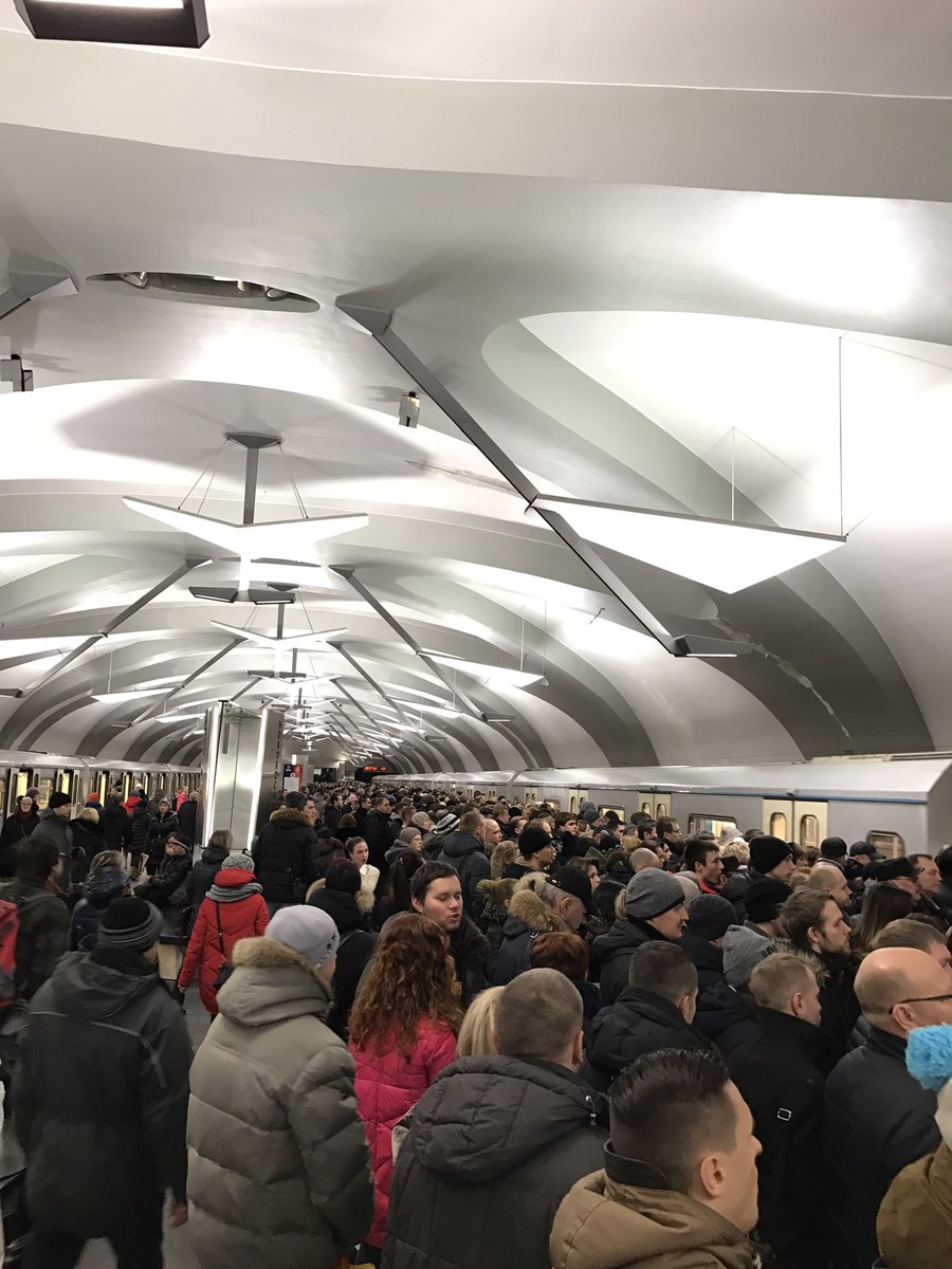 метро выхино утром