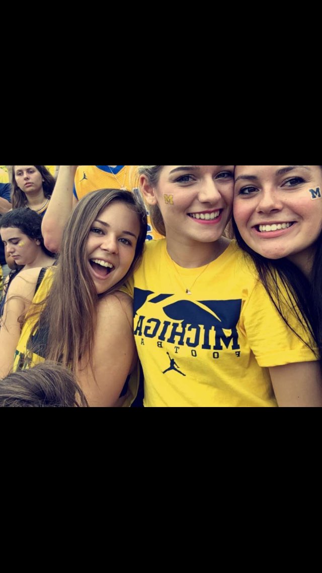 NicoleIreland9's tweet photo. Happy birthday to my fav& future roomie😍💗 love you gf have a wonderful day!! See ya at ho〽️e ;) #orientation3.0 @drea_rodriguezz https://t.co/m9sYaumbGn