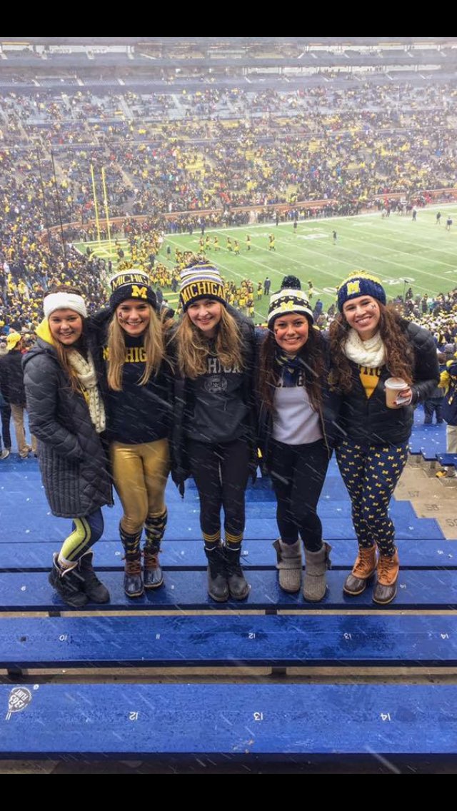 NicoleIreland9's tweet photo. Happy birthday to my fav& future roomie😍💗 love you gf have a wonderful day!! See ya at ho〽️e ;) #orientation3.0 @drea_rodriguezz https://t.co/m9sYaumbGn