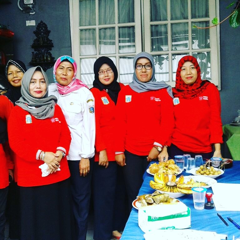 Selvy bareng setelah acara posyandu Rw 01 kel.grogol utara keb lama jaksel