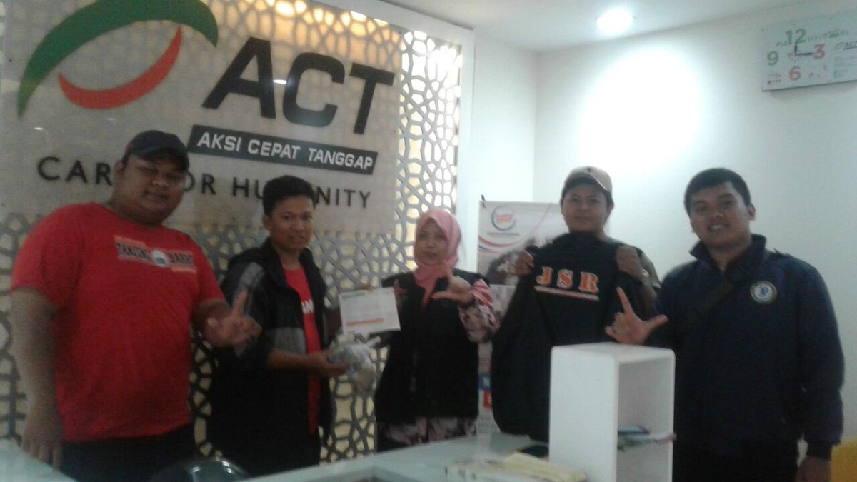 JTanjungBarat's tweet photo. Alhamdulillah dana #PeduliAceh telah kita salur kan melalui @ACTforHumanity dengan di wakil kan oleh korwil kita bang alwi,semoga bermanfaat https://t.co/zEykiFNaje