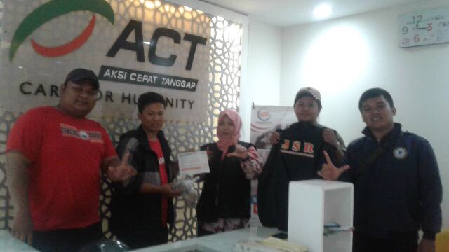JTanjungBarat's tweet photo. Alhamdulillah dana #PeduliAceh telah kita salur kan melalui @ACTforHumanity dengan di wakil kan oleh korwil kita bang alwi,semoga bermanfaat https://t.co/zEykiFNaje