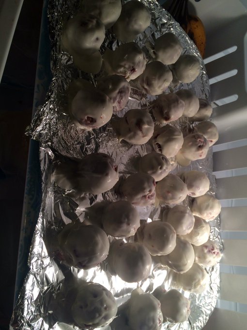 Just a little bit of the crazy baking that went down last night lol https://t.co/w19l6KwCiR<a href="/tag/vegas"class="tags"><span>#vegas</span></a><a href="/tag/rockout"class="tags"><span>#rockout</span></a>