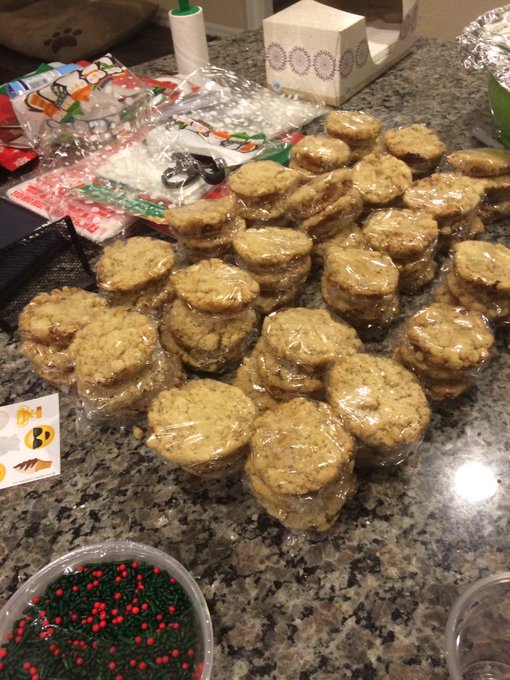 Just a little bit of the crazy baking that went down last night lol https://t.co/w19l6KwCiR<a href="/tag/vegas"class="tags"><span>#vegas</span></a><a href="/tag/rockout"class="tags"><span>#rockout</span></a>