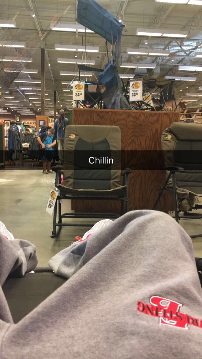 wyatth23's tweet image. When you're waiting on your parents to come get you from bass pro so you find a comfy chair and stay there for an hour😂😂😂 #nocarproblems
