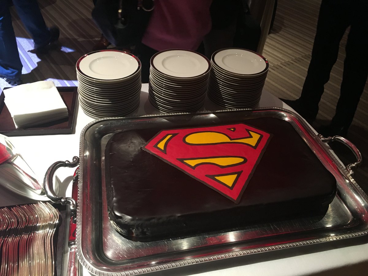 栗 太郎 12月19日の ワーナーブラザース のイベントで スーパーマン ワンダーウーマン バットマン のロゴ マークが入ったケーキも登場