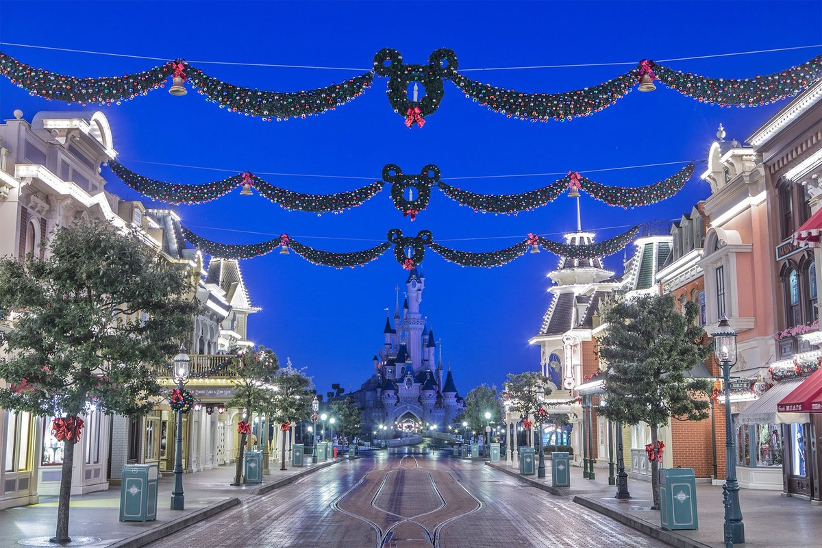 DisneyParis_EN's tweet image. The Park’s certainly not short on magic on the shortest day of the year! 😉