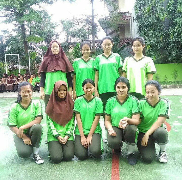 Sekarang sedang berlangsung futsal Putri kelas XI-pm melawan kelas XII-ap. Semangaaaaaaaat.....