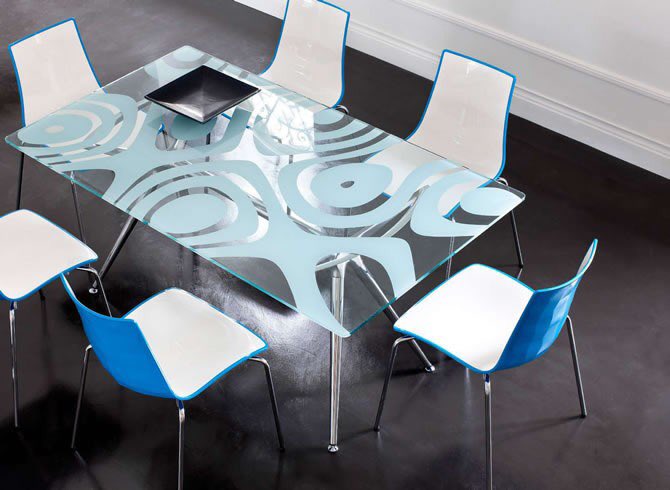 Claire bicolor.
Bicolour chair in polymer with glossy white inner part and the outer side with faceted polished surface.#ellerosedie