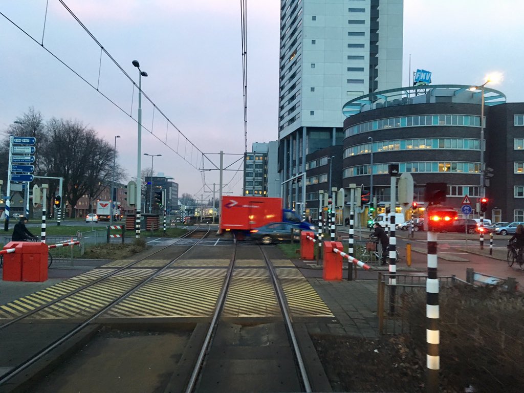 @MarcoVerzijl <a href="/RETRotterdam/">RET</a> goedemorgen ik sta even stil.. Werkze allemaal.