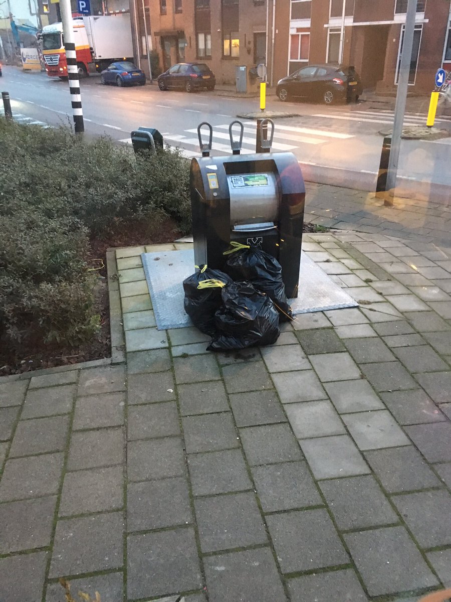 Salon0182's tweet photo. 21-12 mijn uitzicht!handhaving maakt geen indruk. Vuil dump gaat door! @GemeenteGouda @MiloSchoenmaker waar:onder de boompjes #gouda https://t.co/m2aVsDOQ4p