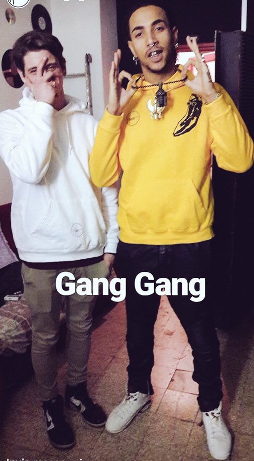 Fede_Allo's tweet photo. E sono pure coi migliori, e non ci posso fare niente 
#Haze #GG #GiovaneGiovane #GangGang https://t.co/OtGP9DDiOJ