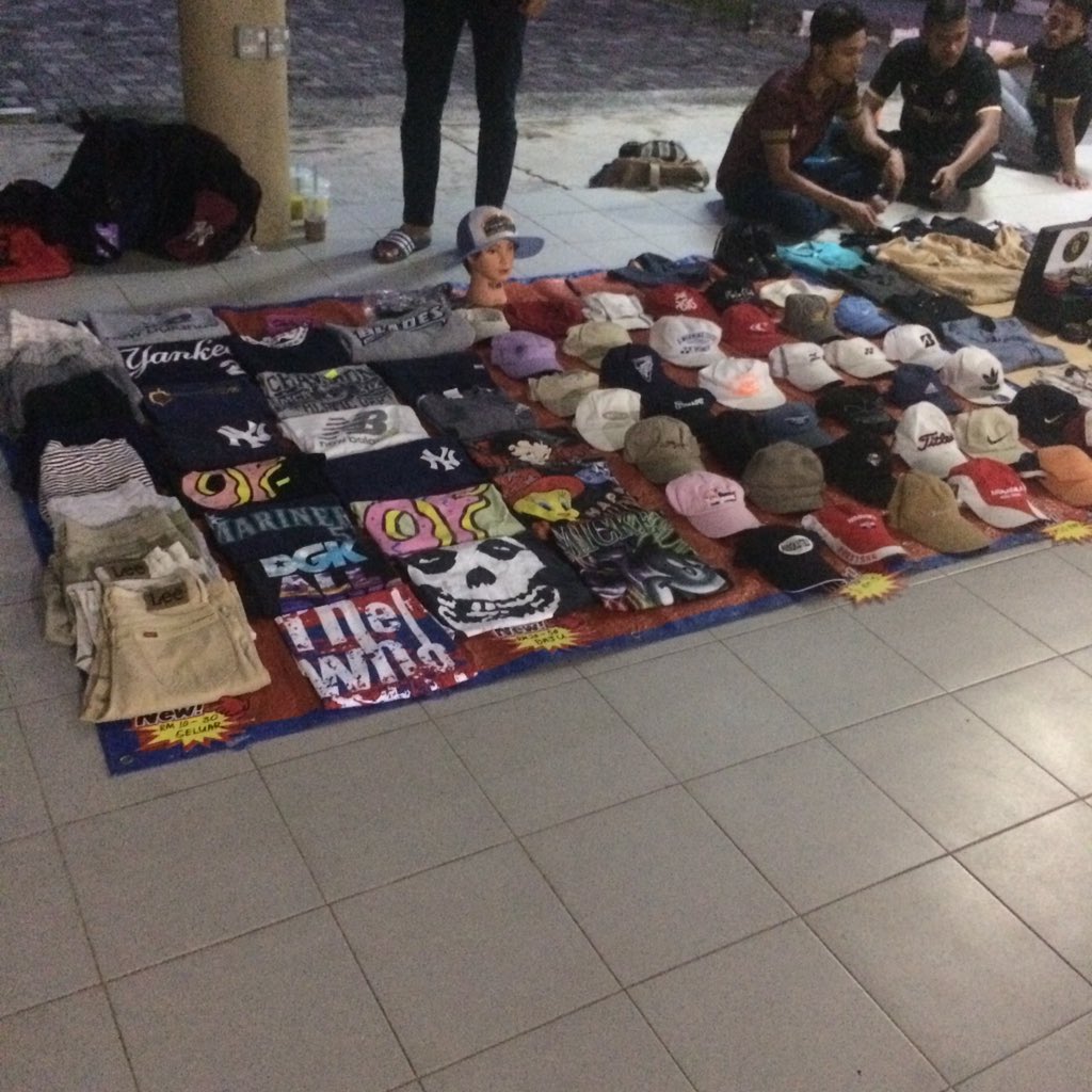 uitm_si's tweet image. PASAR SISWA! Yang nak cari t shirt rare limited edition. Ni lah masanya. Jom meriahkan Pasar Siswa di Pusat Mahasiswa.