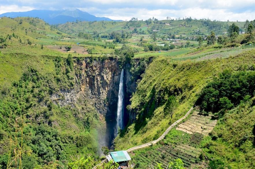 Air terjun sipiso piso merupakan salah satu air terjun tertinggi di Indonesia. Yuk bertualang ke sana! (cr: pegipegi.com)