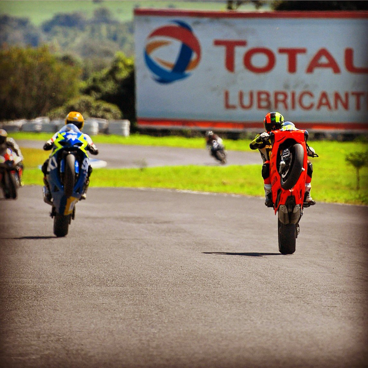 MARCOSREICHERT's tweet photo. #WheelieWednesday con @sapoaoki23 divirtiéndonos un poco!!! ✊🏼 #MR111 https://t.co/TaOXbQMJUX