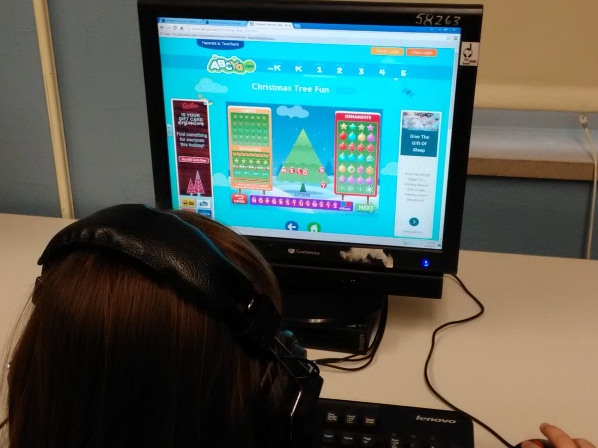 BlvdTech's tweet image. Winter-themed computer activities get these technology students ready for winter break. Happy Holidays! @WestBlvdElem