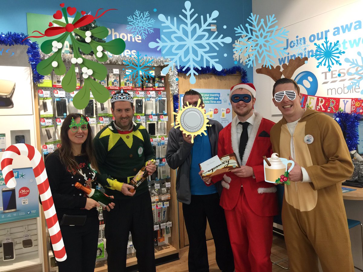Team Rochdale have just been visited by Santa &amp; Rudolph <a href="/PamCTaylor/">PamTaylor</a> @Llittle25 <a href="/tescomobile/">Tesco Mobile</a> <a href="/McgeoughSteve/">Steve</a> MERRY CHRISTMAS guys! 🎄🎁🎄🎁