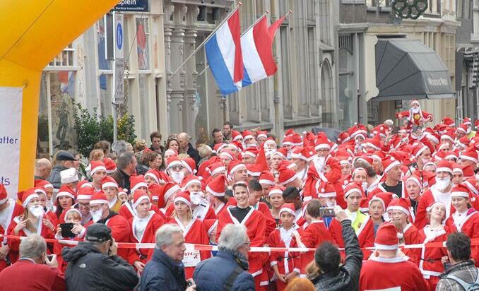 SantarunDordt's tweet photo. HOHOHO! Met hoeveel teams staan @EBOHDordrecht @AVParthenon @svOranjeWit @vvDubbeldam @hockeyclubDMHC aan de start van #SR78 #SantaRun2016? https://t.co/fX1hRJpNP7