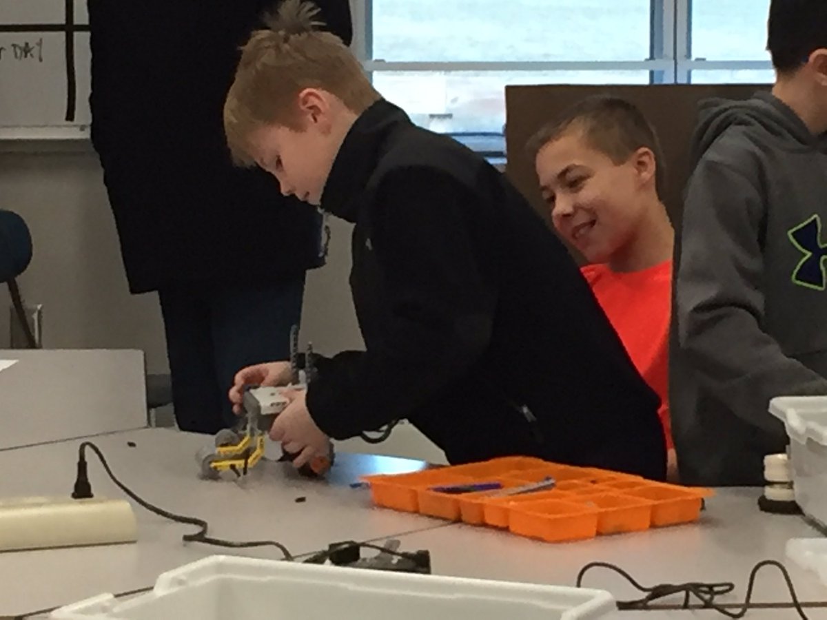 kwinsper's tweet image. Great robotics open house this morning! @NortonMiddle @NortonSchools @nmsteched #technps