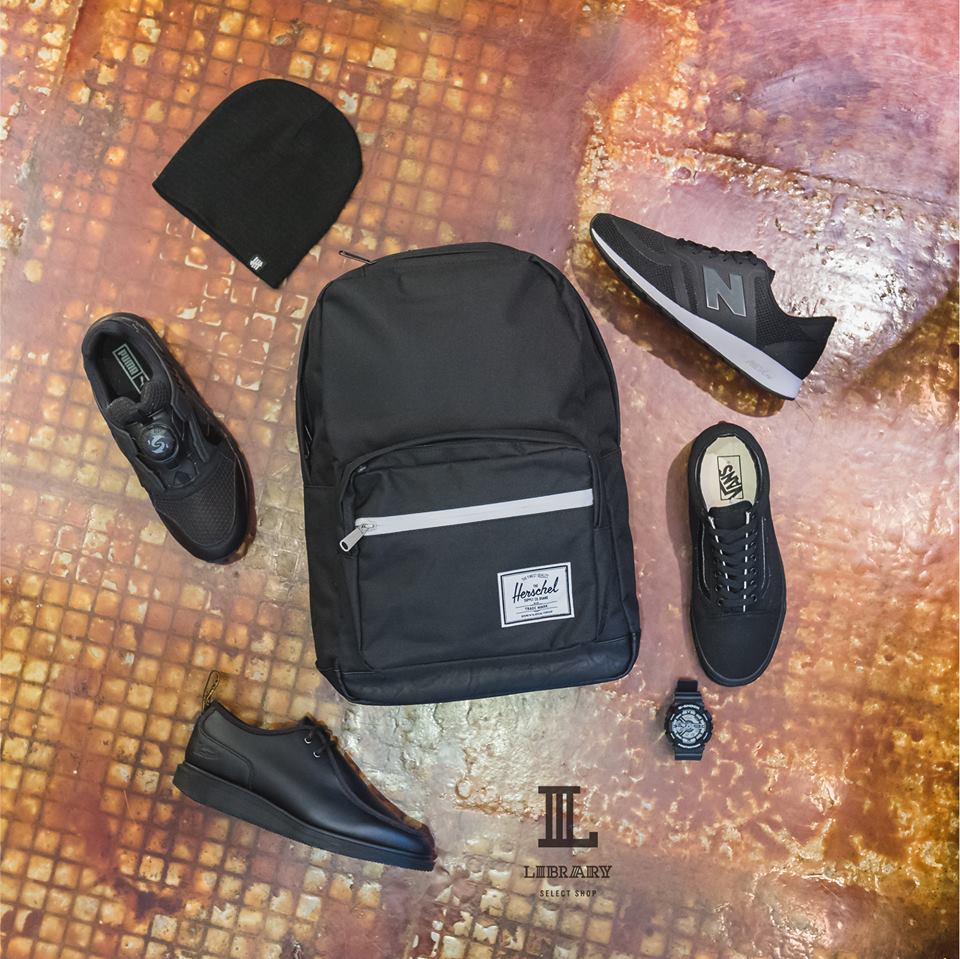 LIBRARYTAIWAN's tweet photo. 今天懶��不想花腦筋搭配，隨便抓一雙黑黑黑到底🌚@UNDEFEATEDinc @Herschelsupply @newbalance @PUMA @drmartens @VANS_66 #GSHOCK #LIBRARYTAIWAN #LIBRARYTNN #librarykhh https://t.co/RY0X3Upfpv