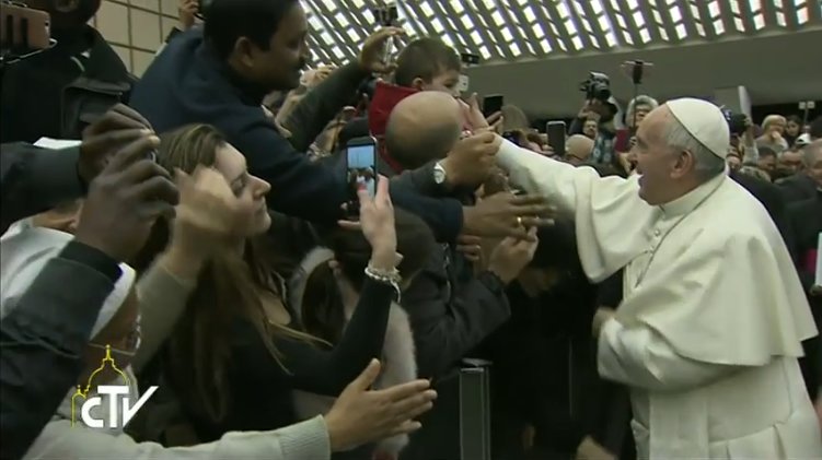 #PapaFrancesco presiede, come ogni mercoledì, l'Udienza Generale. SEGUI ORA LA DIRETTA TV ➡ goo.gl/x1KoTx