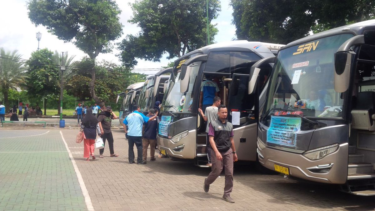 darunnajah_jkt's tweet photo. Peserta PPM siap berangkat menuju Bengkulu, menggunakan 8 Bus SAN. Start Pkl. 13.00. #PPM2016 https://t.co/IdZwGHFJrH