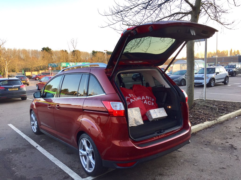 carwriteups's tweet photo. Santa's sacks are overflowing but the @forduk #GrandCMAX copes well! -> https://t.co/S8LOx3UBfH https://t.co/VFZrIwlyrm
