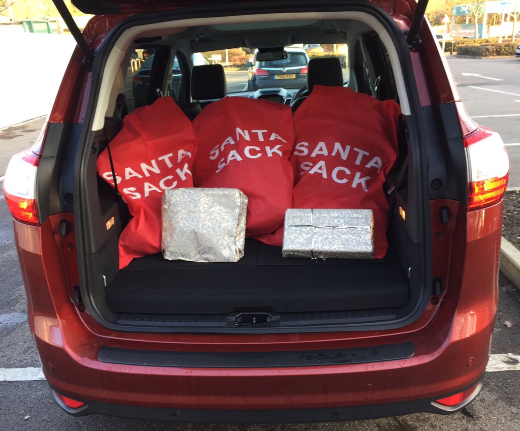 carwriteups's tweet photo. Santa's sacks are overflowing but the @forduk #GrandCMAX copes well! -> https://t.co/S8LOx3UBfH https://t.co/VFZrIwlyrm