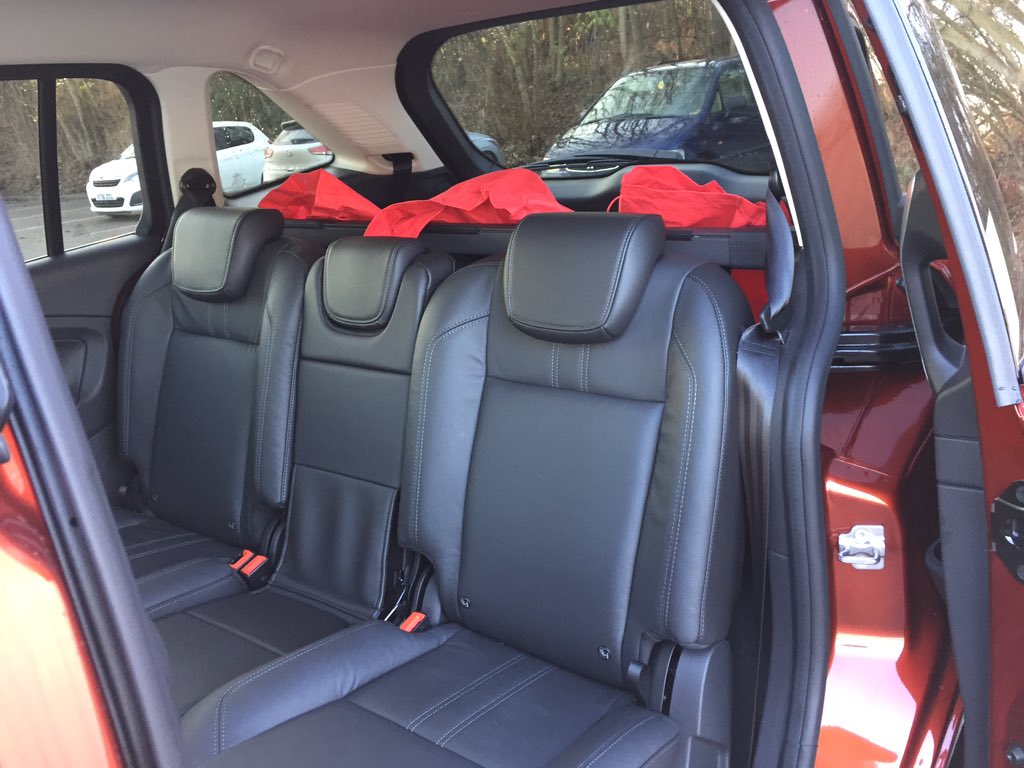 carwriteups's tweet photo. Santa's sacks are overflowing but the @forduk #GrandCMAX copes well! -> https://t.co/S8LOx3UBfH https://t.co/VFZrIwlyrm