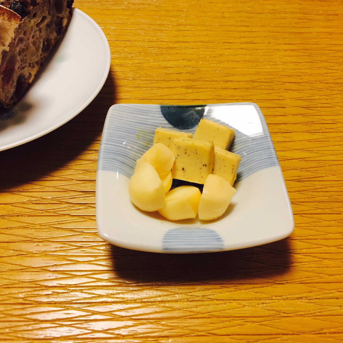 切人 2種類のチーズの味噌漬けですが こうなりました 奥の四角いのがクリームチーズ 手前でマカダミアナッツみたいになってるのがモッツァレラチーズ 切人 2種類のチーズの味噌漬けですが こうなりました 奥の四角いのがクリームチーズ 手前でマカダミアナッツみたいになってるのがモッツァレラチーズ