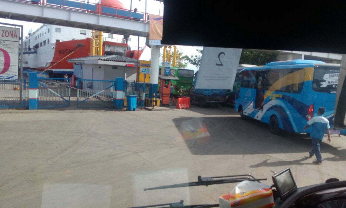 darunnajah_jkt's tweet photo. Tepat Pkl. 15.35 WIB. Peserta PPM tiba di Pelabuhan Merak, Banten. Alhamdulillah anak2 dalam keadaan sehat. Tetap semangat. #ppm2016 https://t.co/2HIPeF92H4
