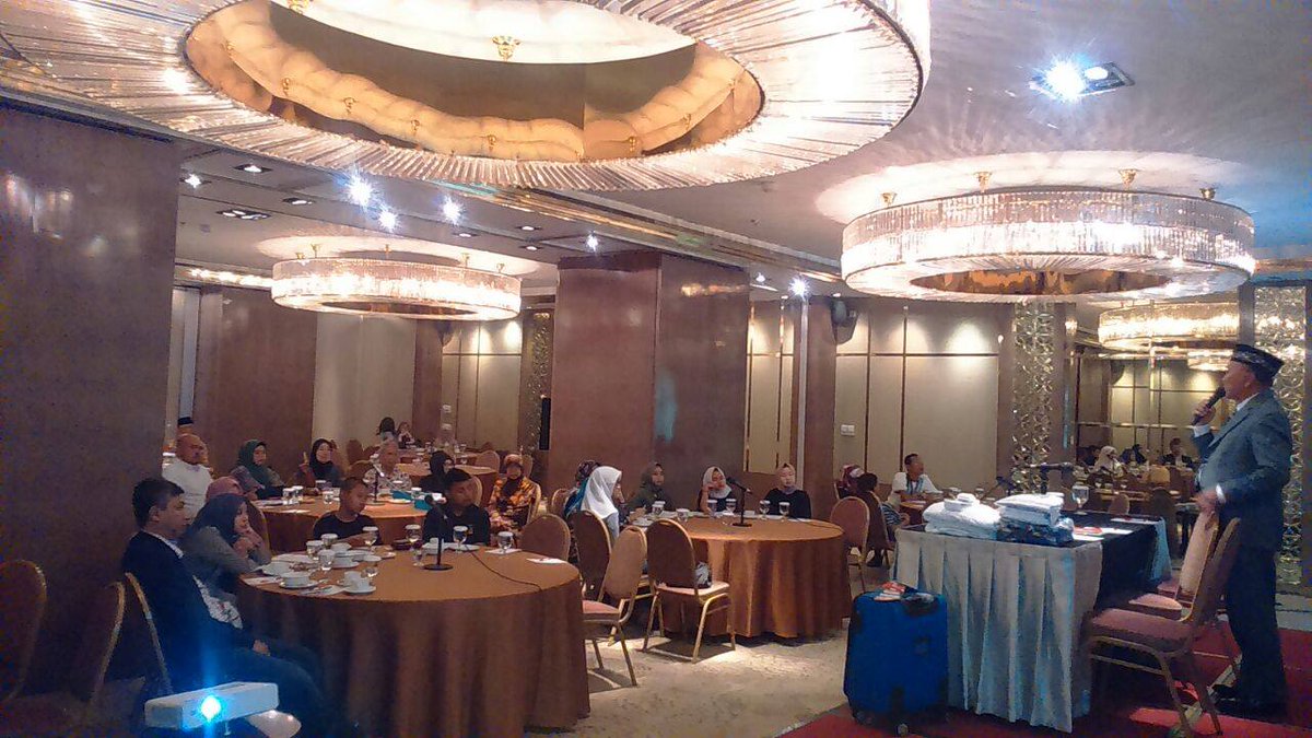 ManasikPrima's tweet photo. Direktur Al Amin Group, KH. Muhammad Suharli saat memberikan tausiyah &amp; manasik umroh untuk Jama'ah Umroh Manasik Prima keberangkatan 12/16 https://t.co/P5ulI9g3sf