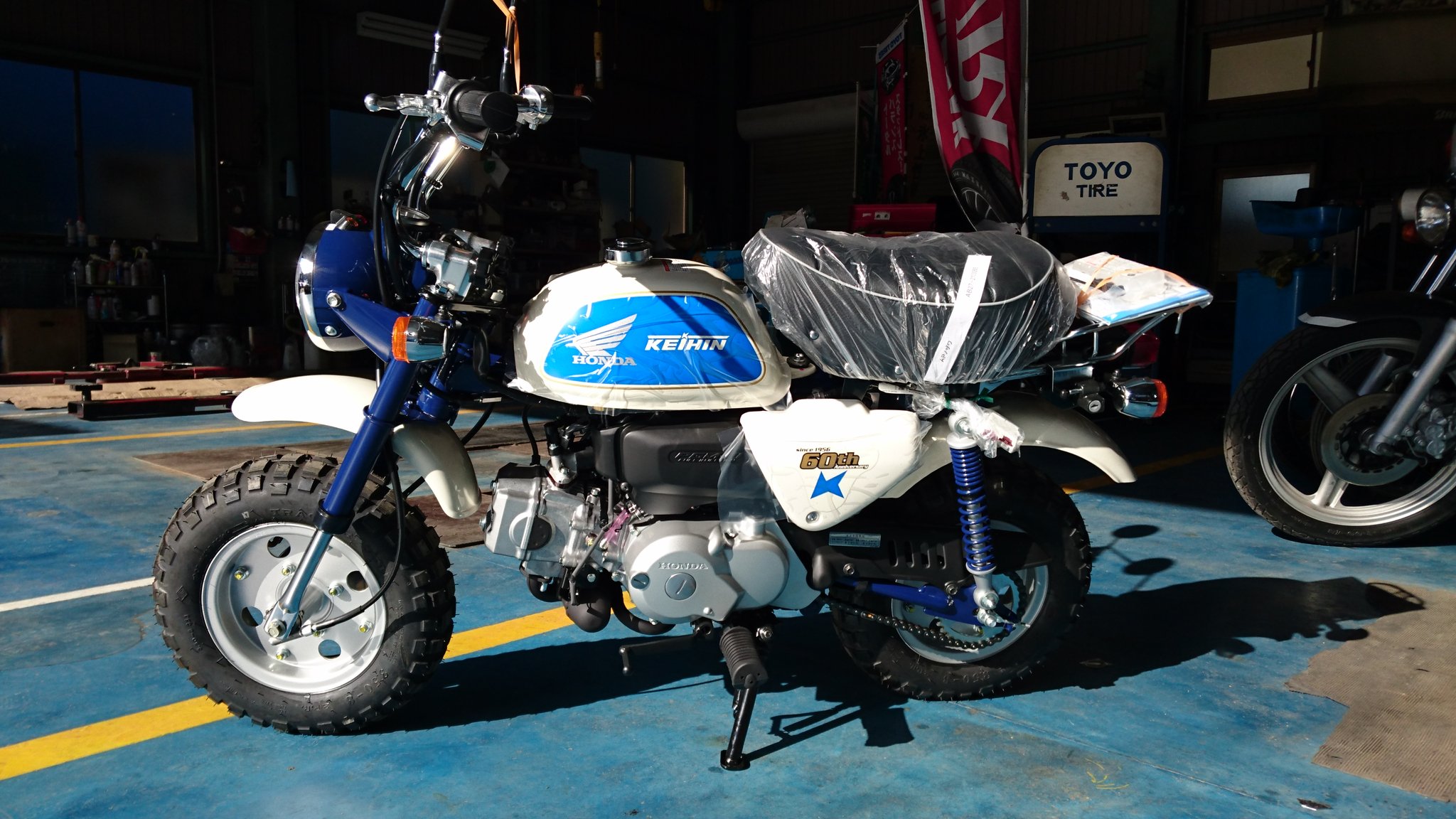 【レア】ピンキーモンキー レトロ 絶版原付49ccのホンダ モンキー（FI仕様）1/12スケールの完成品