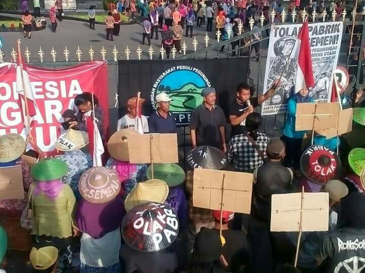 SeknasKPA's tweet photo. Kawal Putusan MA, Bentuk Kemenangan Perjuangan Rakyat Kendeng." #KawalKeadilanKendeng #KeadilanAgrariauntukKendeng https://t.co/C5vtf2wq5o