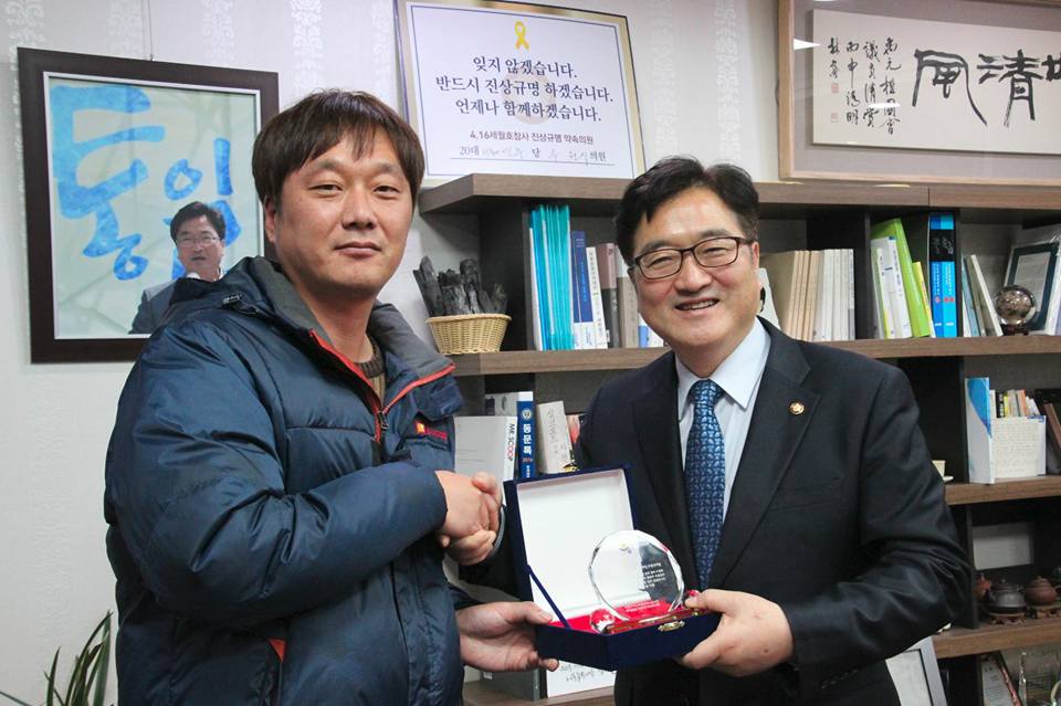 wonsikw's tweet image. 2014년 말부터 247일간의 거리농성 등 지독히 고생스러웠던 파업을 희망연대와 함께했는데, 을지로위원회가 이 문제를 푸는데 도움을 주었다고 하여 이렇게 저희를 찾아와 감사패를 주셨습니다. 을지로위원장 직무는 끝났지만 저의 을지로 활동은 계속됩니다.