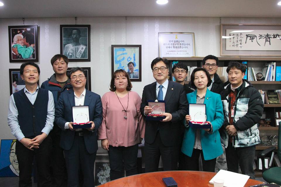 wonsikw's tweet image. 2014년 말부터 247일간의 거리농성 등 지독히 고생스러웠던 파업을 희망연대와 함께했는데, 을지로위원회가 이 문제를 푸는데 도움을 주었다고 하여 이렇게 저희를 찾아와 감사패를 주셨습니다. 을지로위원장 직무는 끝났지만 저의 을지로 활동은 계속됩니다.